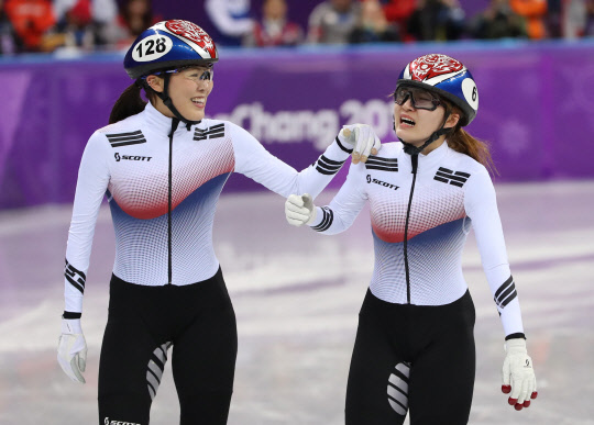 [올림픽] 잘해냈어 최민정  17일 강릉 아이스아레나에서 열린 2018 평창동계올림픽 쇼트트랙 여자 1,500m에서 우승한 최민정이 눈물을 터뜨리자 김아랑이 격려하고 있다. 2018.2.17